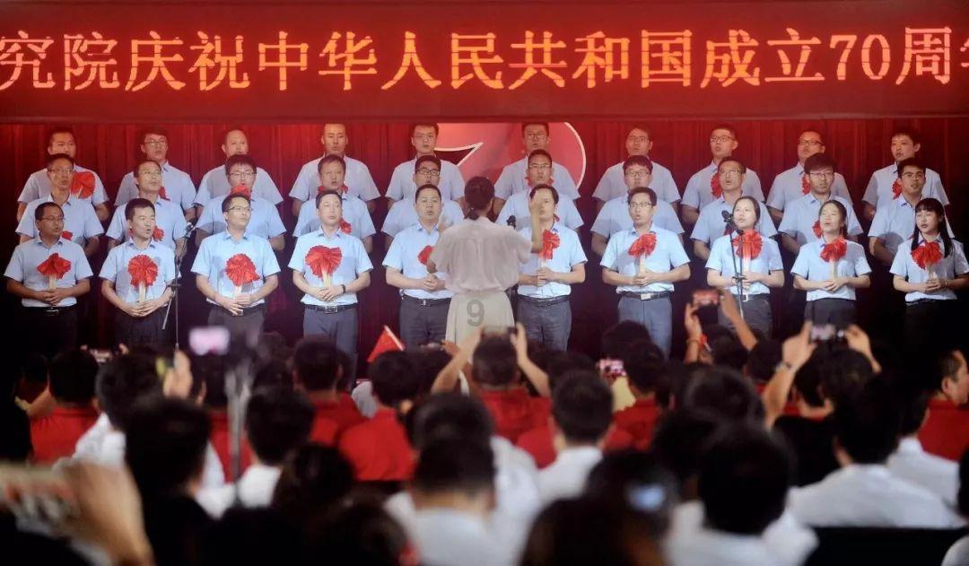 夏季的时尚女孩